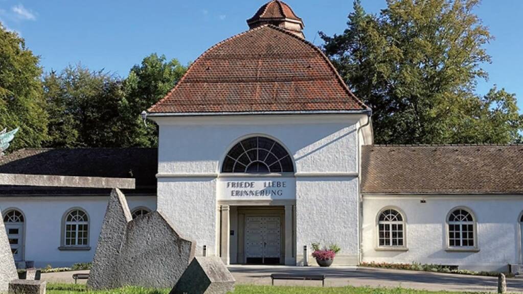 «Friede, Liebe, Erinnerung» steht über dem Eingangstor des Friedhofsgebäudes im Oltner Friedhof Meisenhard. Nach dem doppelten Nein des Stimmvolks ist weiterhin offen, ob der Kremationsofen zurückgebaut werden soll. (Archivbild)