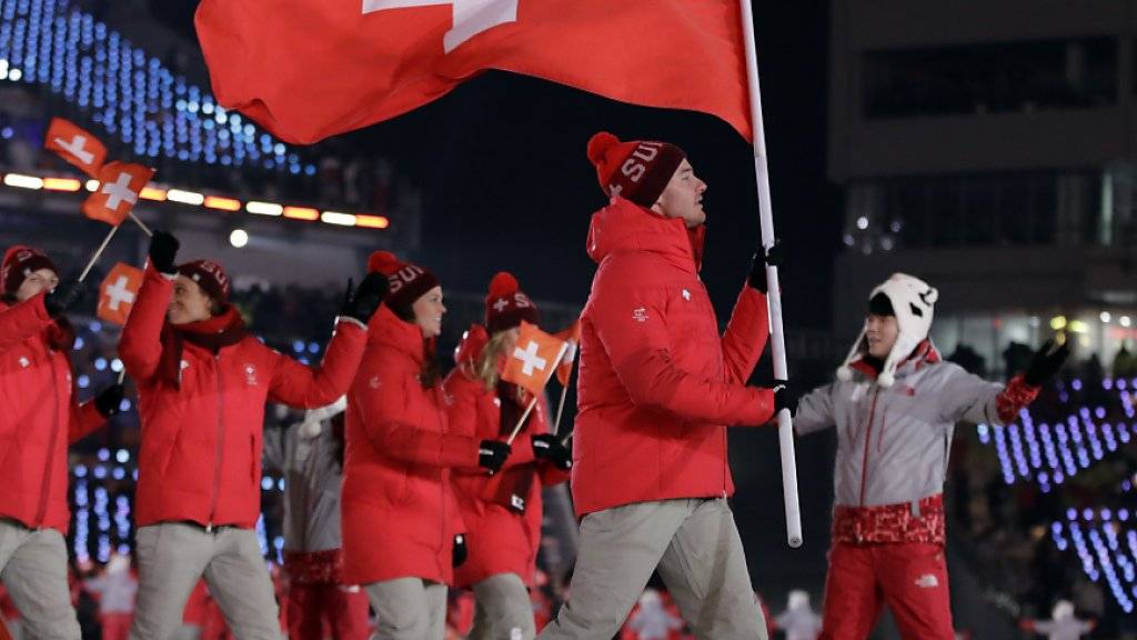 Dario Cologna führt die Schweizer Delegation an der Eröffnungsfeier in Pyeongchang in das Stadion