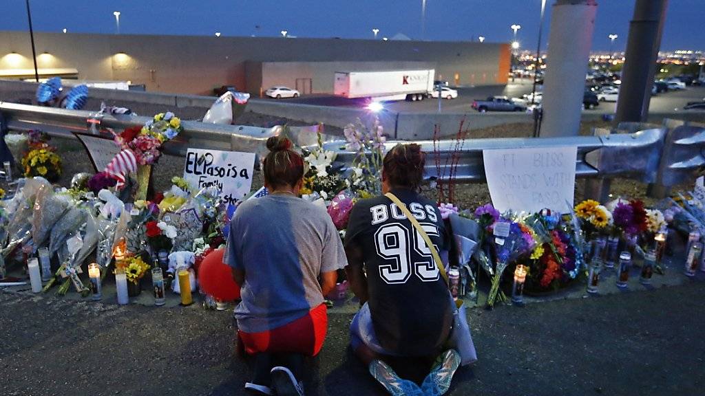 Zwei Frauen beten unweit des Tatorts für die Opfer der Bluttat in einem Einkaufsgeschäft im texanischen El Paso am vergangenen Samstag. (Archivbild)