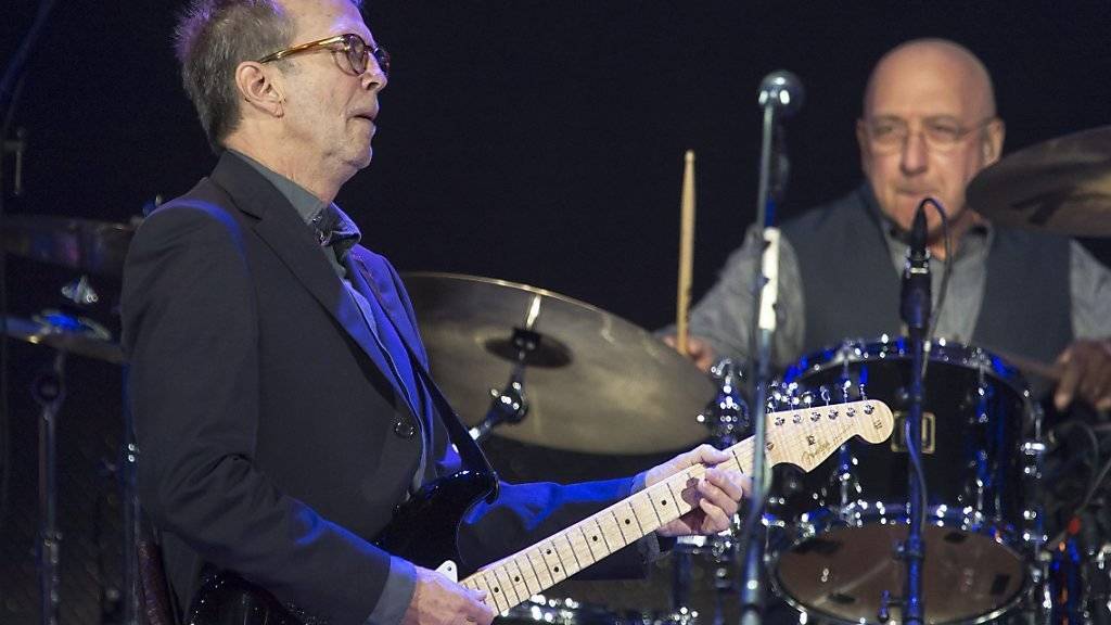 Eric Clapton bei einem Auftritt in Basel im November 2013: Er versteigerte eine seiner Gitarren zu Gunsten der Frau eines Freundes, die an Leukämie erkrankt ist. (Archivbild)