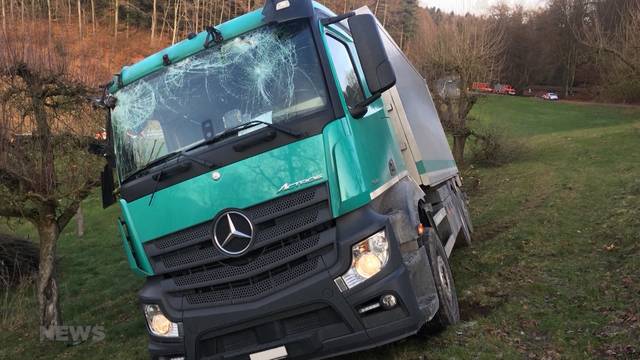 Wangenried: Lastwagen von Strasse geraten