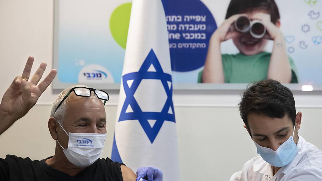 ARCHIV - Ein Israeli erhält seine dritte Impfung mit dem Corona-Impfstoff von Pfizer-Biontech. Foto: Sebastian Scheiner/AP/dpa