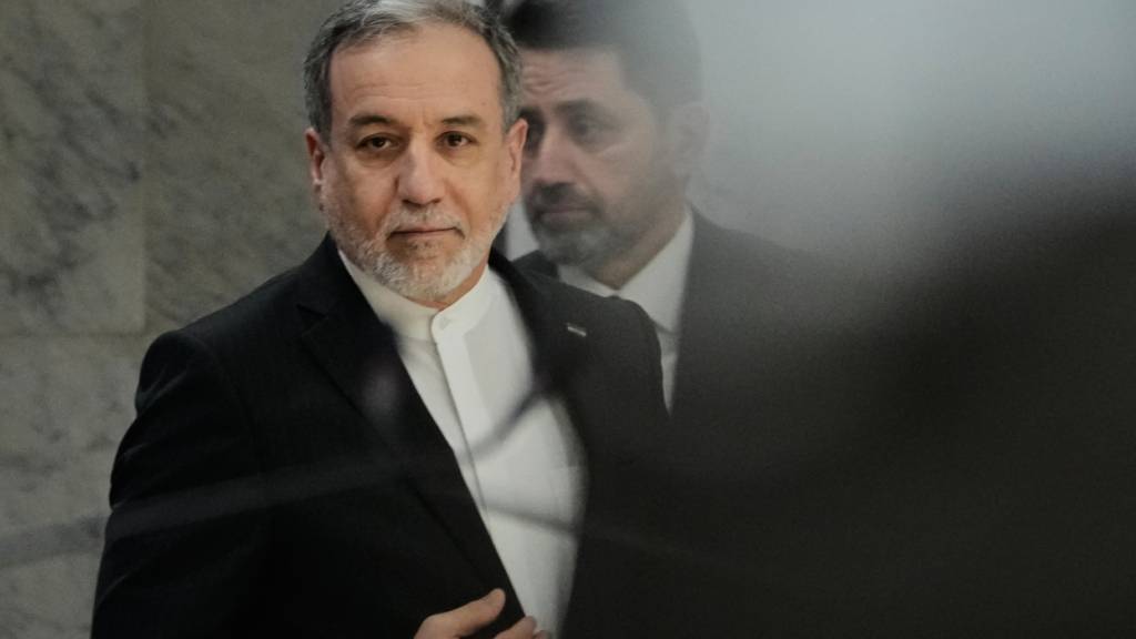 Irans Aussenminister spricht über Sicherheitslücken