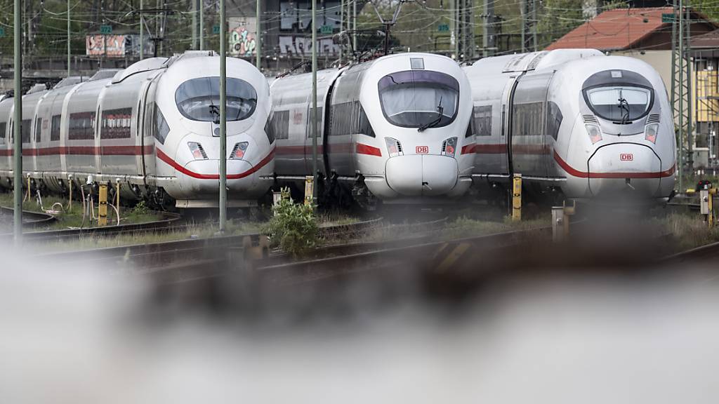Nahezu alle Züge in Deutschland stehen am Vormittag wegen eines Warnstreiks still. Mit Auswirkungen bis weit in den Tag hinein ist zu rechnen. (Archivbild)