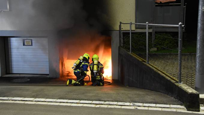 Garage in Flammen: Haus evakuiert – Mann im Spital