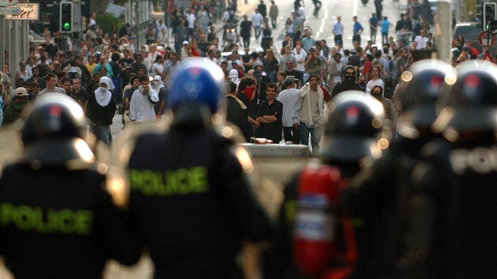 Im Jahr 2003 kam es wegen des G8-Gipfels im französischen Évian zu schweren Ausschreitungen. Bund und Kantone wollen ähnliche Vorfälle nun unbedingt vermeiden. (Archivbild)