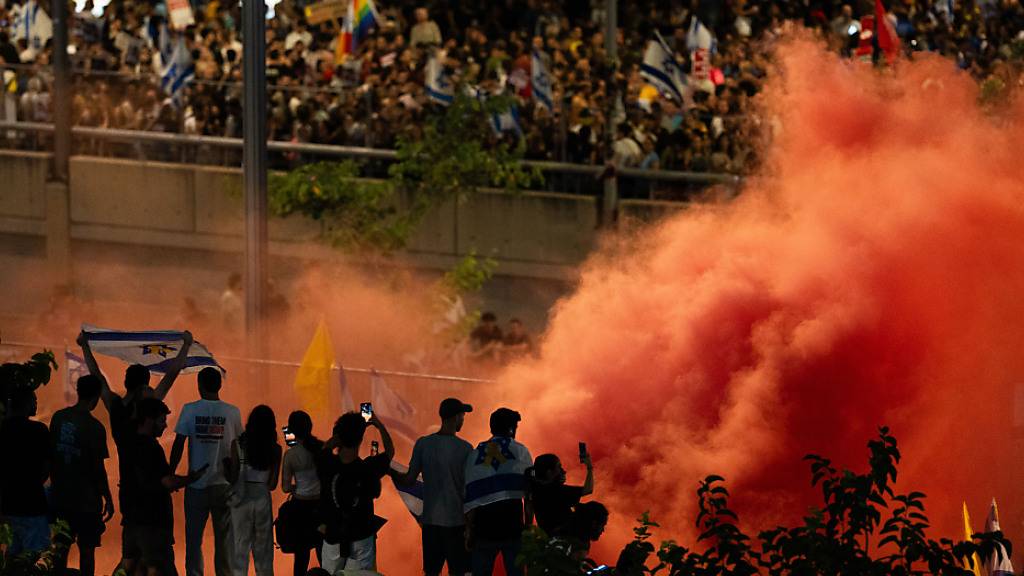 Zahlreiche Menschen nehmen an einem Protest vor dem militärischen Hauptquartier der Kyria teil, nachdem die israelische Armee die Leichen von sechs Geiseln im Gazastreifen geborgen hat. Foto: Ilia Yefimovich/dpa