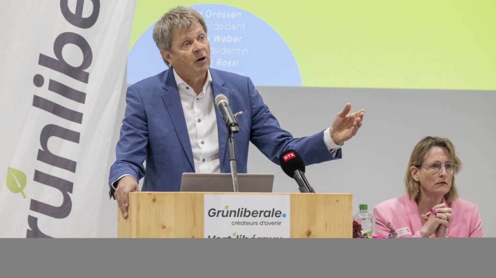 Der Parteipräsident der GLP Schweiz, Jürg Grossen (links) und die Vize-Präsidentin Celine Weber an der Delegiertenversammlung der GLP Schweiz im Burgbachsaal in Zug.