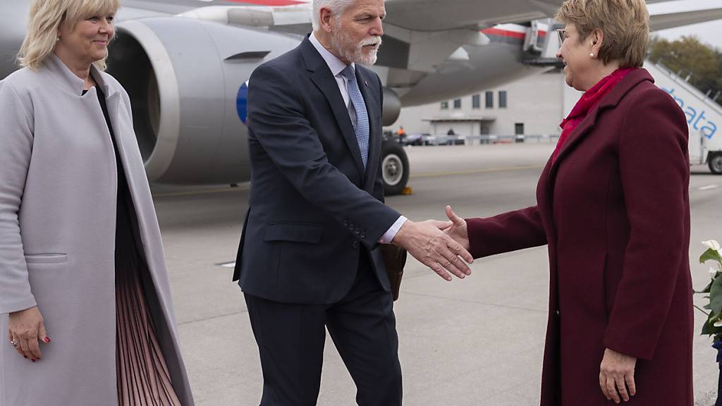 Der tschechische Staatsgast Petr Pavel ist am Dienstagmorgen am Flughafen Zürich von Bundespräsidentin Viola Amherd begrüsst worden.