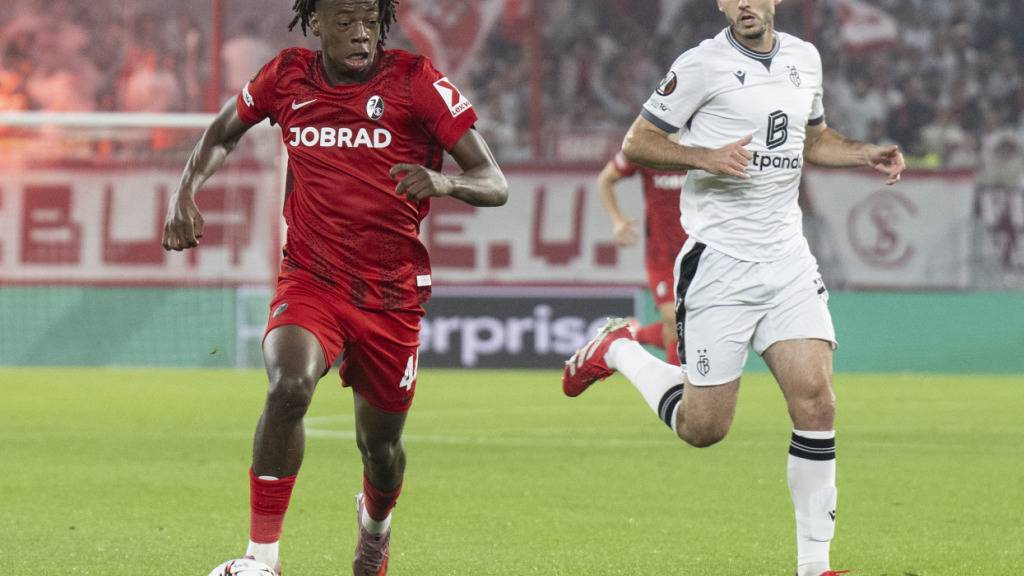 Der Schweizer Internationale Johan Manzambi (l.) besiegt mit Freiburg den FC Basel 2:1