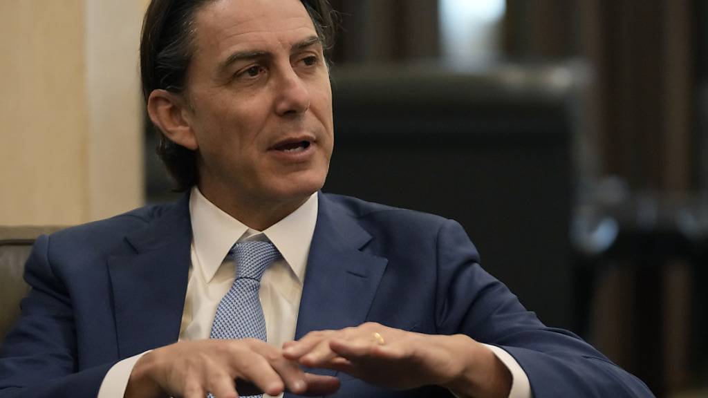 Amos Hochstein, leitender Berater von US-Präsident Biden, gestikuliert bei einem Treffen mit dem libanesischen Übergangs-Premierminister Mikati. Die USA drängen weiterhin auf eine diplomatische Lösung im Konflikt zwischen Israel und der Hisbollah im Libanon. Foto: Hussein Malla/AP/dpa