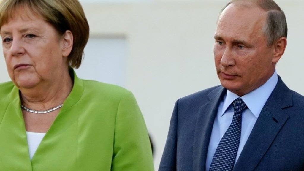 Die deutsche Kanzlerin Angela Merkel (links) und Russlands Präsident Wladimir Putin bei ihrem Treffen in der Nähe von Berlin.