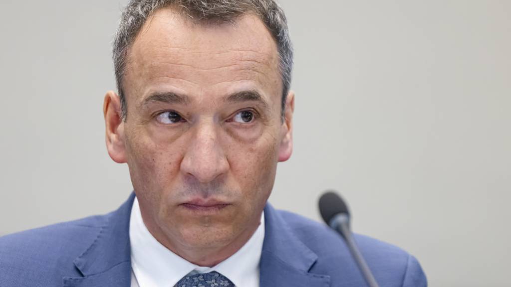 Regierungsrat Martin Bühler stellt im Bündner Parlament fest, dass die Ausgaben nicht mehr mit den Einnahmen Schritt halten können.