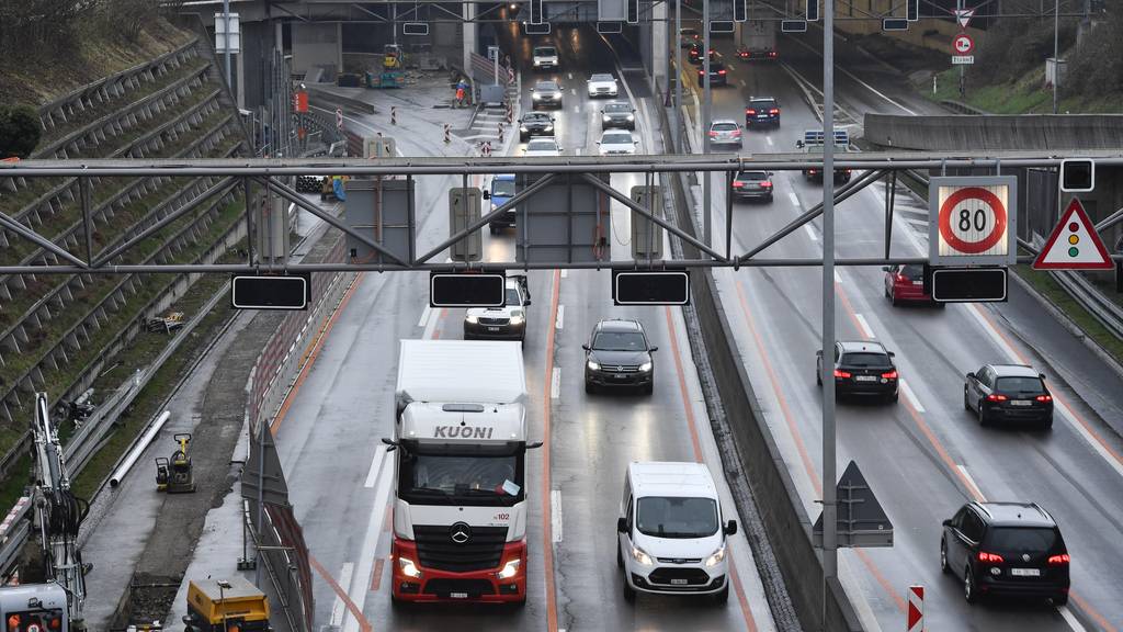 Auffahrunfall mit mehreren Fahrzeugen führt zu Stau vor Stephanshorntunnel