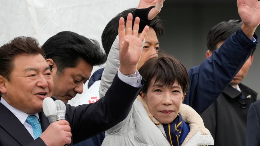 Sanae Takaichi (r), Japans Ministerpräsidentin und Vorsitzende der regierenden Liberaldemokratischen Partei, winkt am Vorabend der Unterhauswahlen während einer Wahlkampfveranstaltung ihren Anhängern zu. Foto: Eugene Hoshiko/AP/dpa