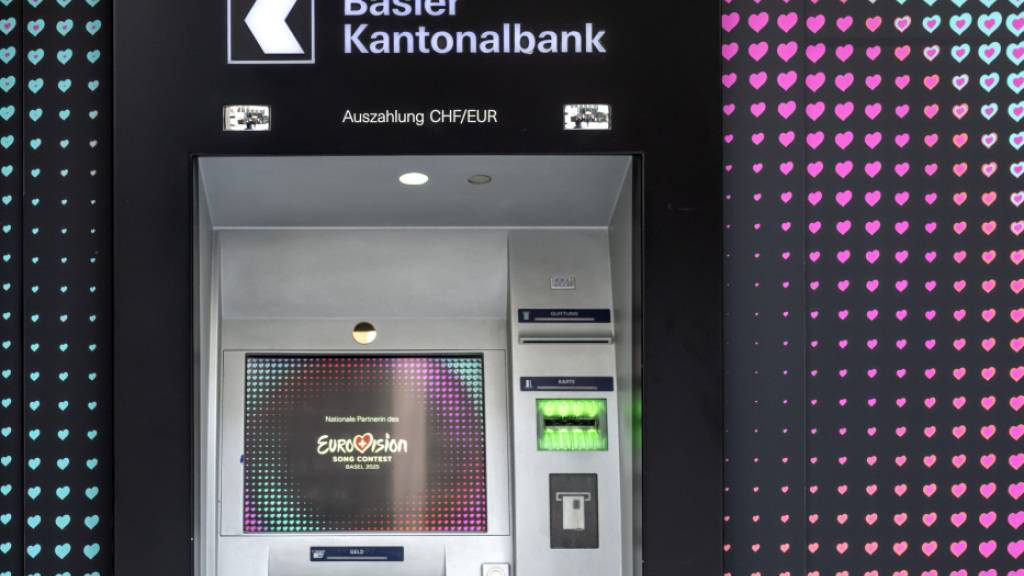 Ein Bankomat der Basler Kantonalbank im Design des Eurovision Song Contest in Basel im Mai 2025. (Archivbild)