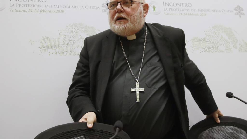 ARCHIV - Kardinal Reinhard Marx, der Erzbischof von München und Freising, verlässt ein Medienbriefing bei einem viertägigen Gipfel zum sexuellen Missbrauch, der von Papst Franziskus einberufen wurde. Foto: Alessandra Tarantino/AP/dpa