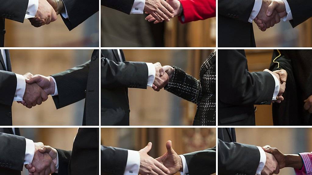 An Baselbieter Schulen darf der Händedruck nicht mehr aus religiösen Gründen verweigert werden. Unser Bild zeigt, wie sich Botschafter aus aller Welt am Neujahrsempfang des Bundesrates mit Handschlag begrüssen.
