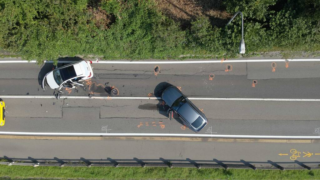 MM150_Zug_Drei Personen bei Verkehrsunfall verletzt_Bild 1