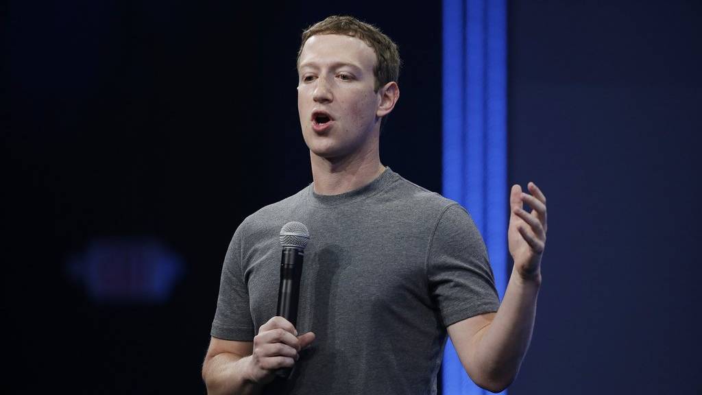 Mark Zuckerberg im grauen Shirt.