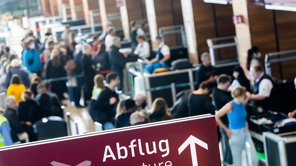 Der Berliner Flughafen BER erwartet Tausende Fussballfans. (Archivbild)