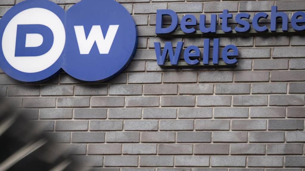 ARCHIV - Das Logo des Auslandsrundfunks Deutsche Welle ist am Eingang zum Hauptstadt-Sitz des Senders angebracht. Foto: Monika Skolimowska/dpa