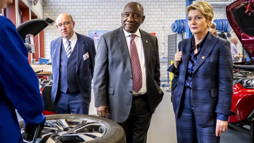 Südafrikas Präsident Cyril Ramaphosa besuchte am Donnerstagvormittag zusammen mit Bundespräsidentin Karin Keller-Sutter ein Berufsbildungs- und Weiterbildungszentrum in Niederuzwil SG.