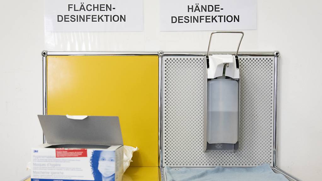 Ein Tisch mit Desinektionsmitteln und Schutzmasken im Contact Tracing-Zentrum des Kantons Bern. (Symbolbild)