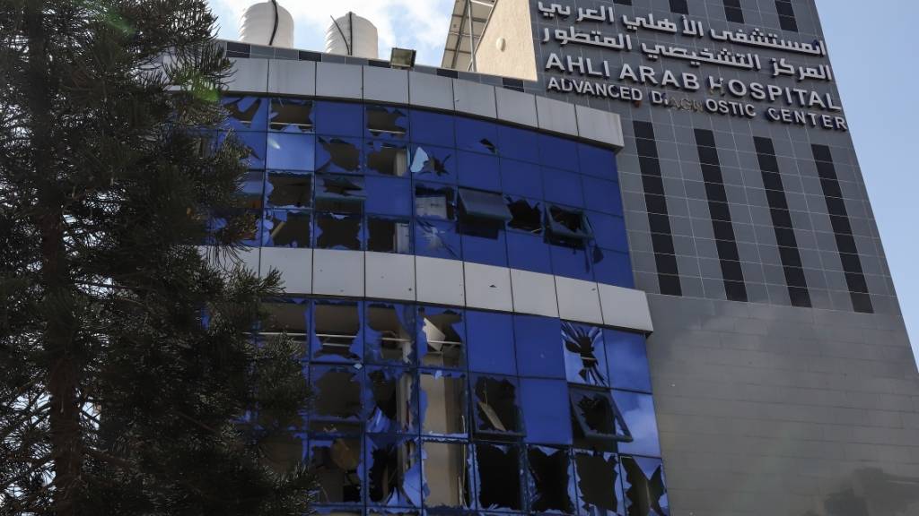 Die verwüstete Al-Ahli-Klinik in Gaza-Stadt. Foto: Mohammad Abu Elsebah/dpa