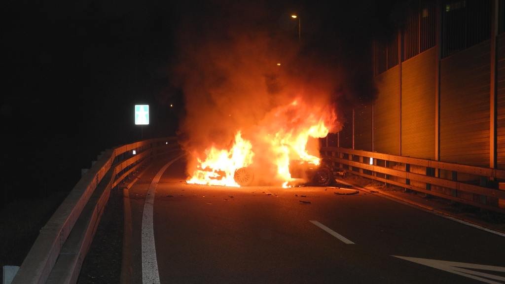 Fahrzeug geriet auf Autobahn in Brand.