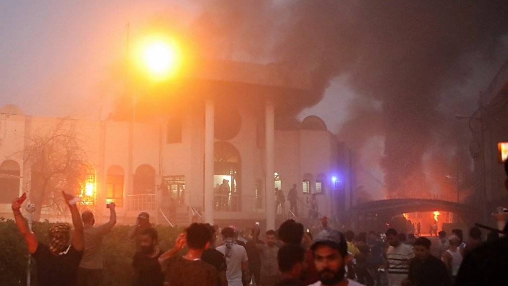 Anhaltende Proteste in der irakischen Stadt Basra: Demonstranten stürmen das iranische Konsulat und legen Feuer. (Archivbild)