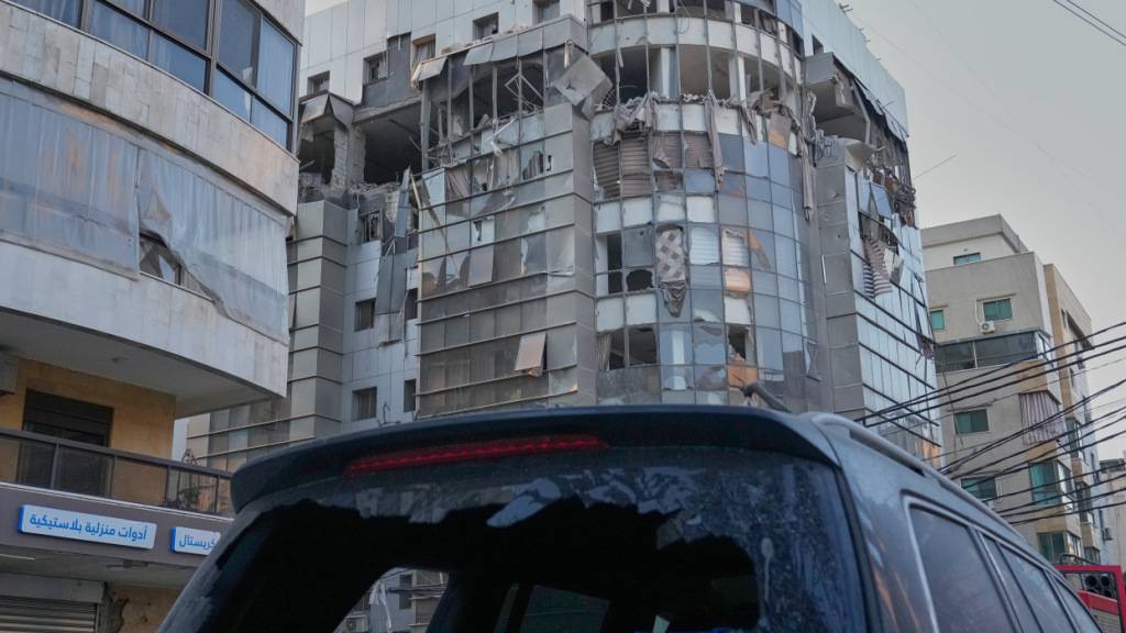 Ein beschädigtes Auto steht vor einem Wohnhaus, das bei einem israelischen Luftangriff getroffen wurde. Foto: Hussein Malla/AP/dpa