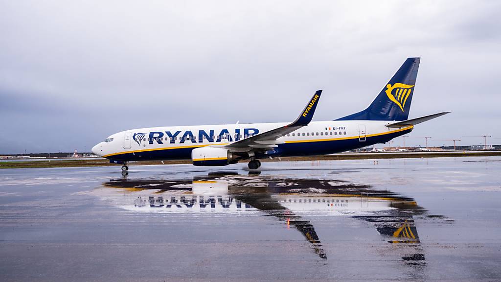 Die Fluggesellschaft Ryanair lässt ihre Flugzeuge nun gar bis Ende Mai am Boden. (Archivbild)