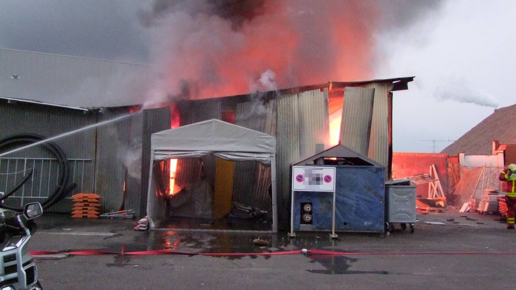 Die eine Lagerhalle brannte komplett aus.