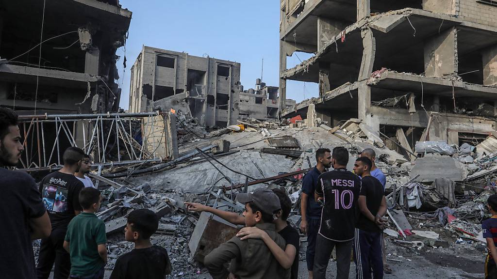 Palästinenser inspizieren die Trümmer eines Gebäudes, das in der Nacht von israelischen Luftangriffen auf das Flüchtlingslager Rafah getroffen wurde. Foto: Abed Rahim Khatib/dpa