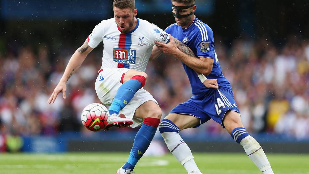 LONDON, ENGLAND - AUGUST 29:  Connor Wickham of Crystal Palace and Gary Cahill of Chelsea in action during the Barclays Premier League match between Chelsea and Crystal Palace on August 29, 2015 in London, United Kingdom.  (Photo by Shaun Botterill/Getty Images)