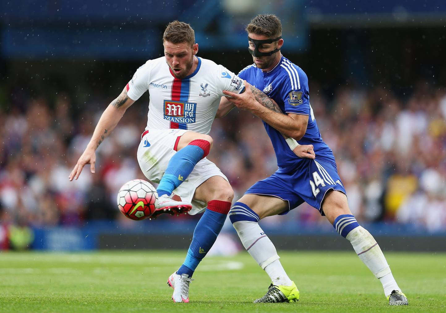 LONDON, ENGLAND - AUGUST 29:  Connor Wickham of Crystal Palace and Gary Cahill of Chelsea in action during the Barclays Premier League match between Chelsea and Crystal Palace on August 29, 2015 in London, United Kingdom.  (Photo by Shaun Botterill/Getty Images)