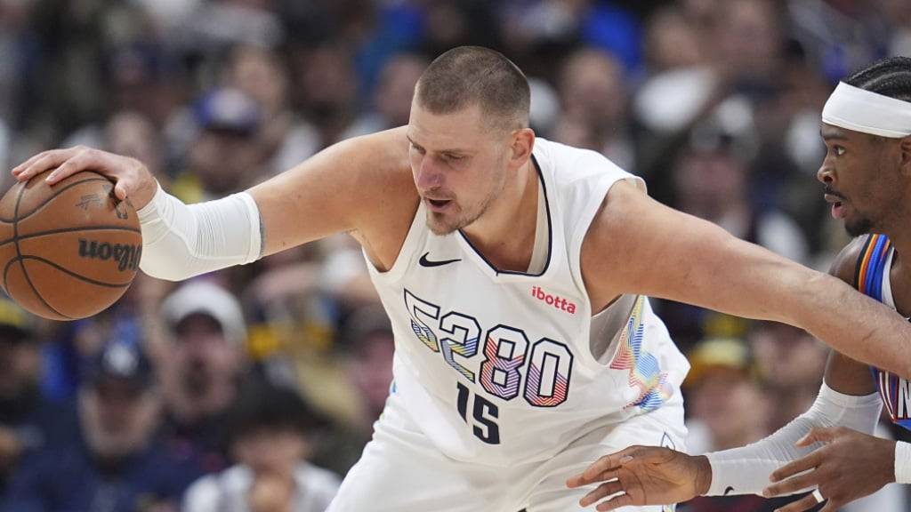 Die Denver Nuggets um Nikola Jokic (links) dürfen weiter vom grossen Coup träumen