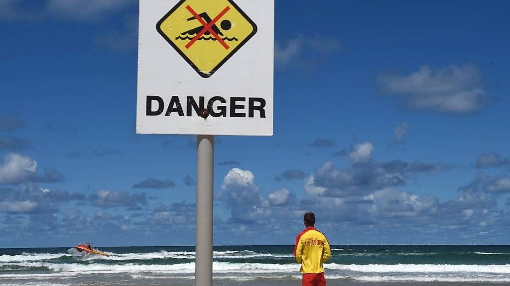 Die Zahl der Hai-Attacken an den Stränden von New South Wales in Australien ist gestiegen - beim jüngsten Angriff kam ein junger Mann mit dem Leben davon. (Archivbild)