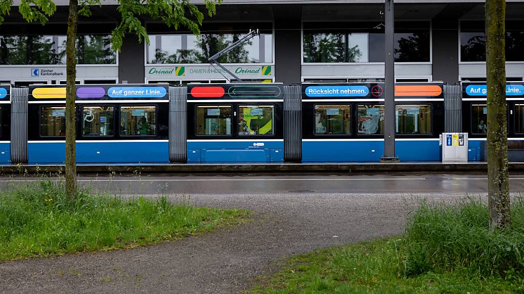 Die Zürcher Tramlinien 2 und 4 sind beim Opernhaus unterbrochen. (Symbolbild)