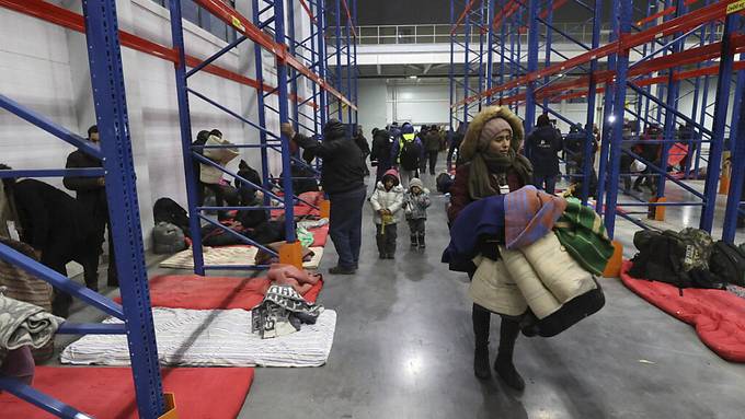 Tausend Migranten verbrachten Nacht in Lagerhalle