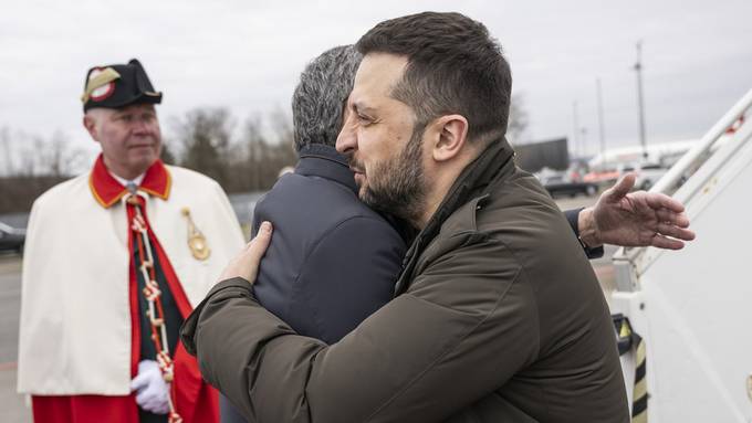Selenski umarmt am Flughafen Zürich Aussenminister Cassis