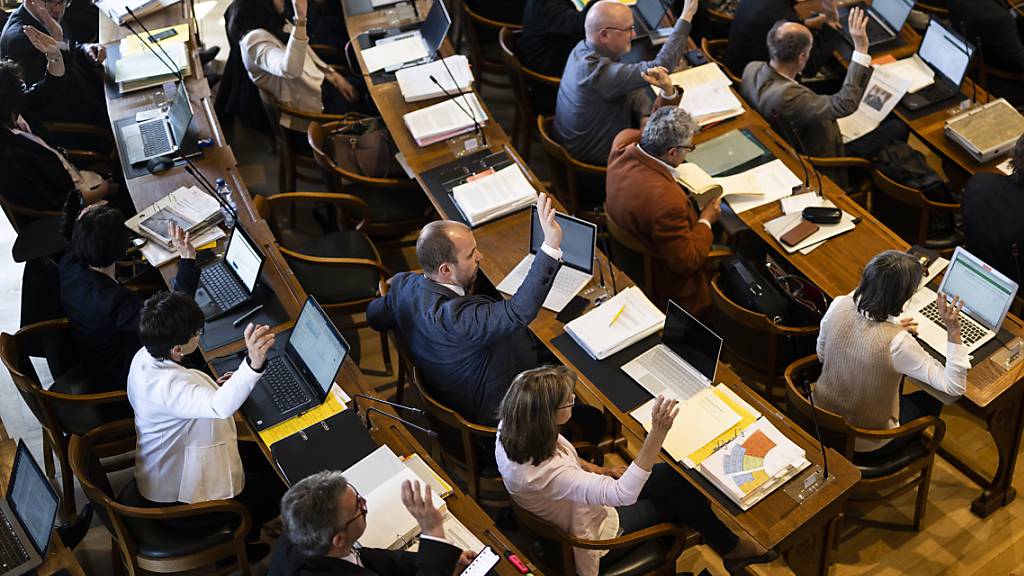 Der St. Galler Kantonsrat entscheidet in der Novembersession über einen Teuerungsausgleich für das Staatspersonal. (Archivbild)