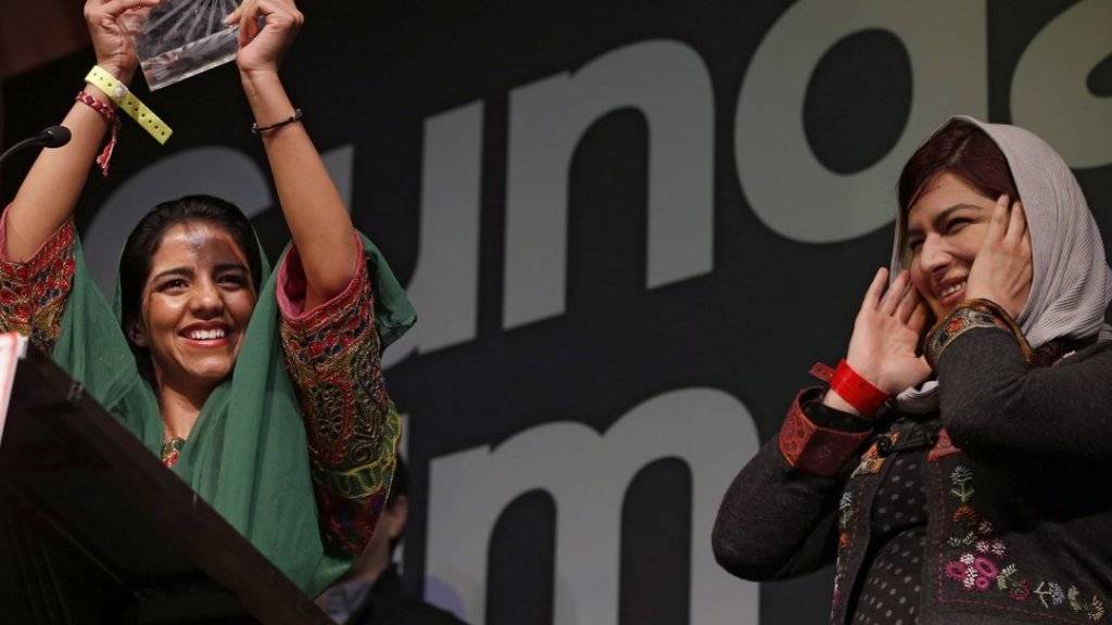 Zwei Preise für Regisseurin Rokhsareh Ghaem Maghami (l.) und Protagonistin Sonita Alizadeh (r.): Ihre internationale Dokumentation «Sonita» überzeugte am diesjährigen Sundance Festival sowohl die Jury wie auch das Publikum.