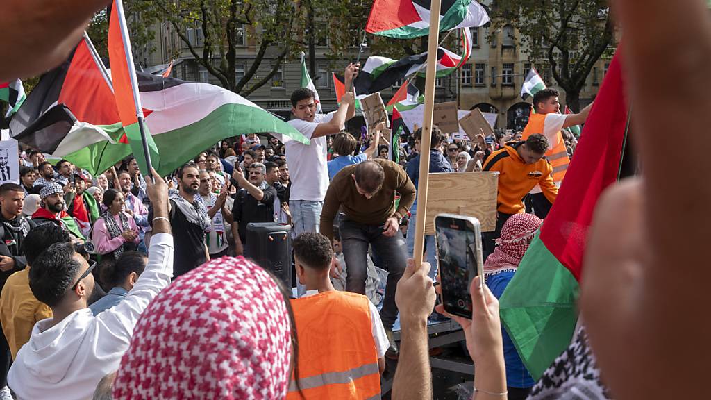 Einige hunderte Menschen solidarisierten sich am Samstag in Bern mit Palästina.
