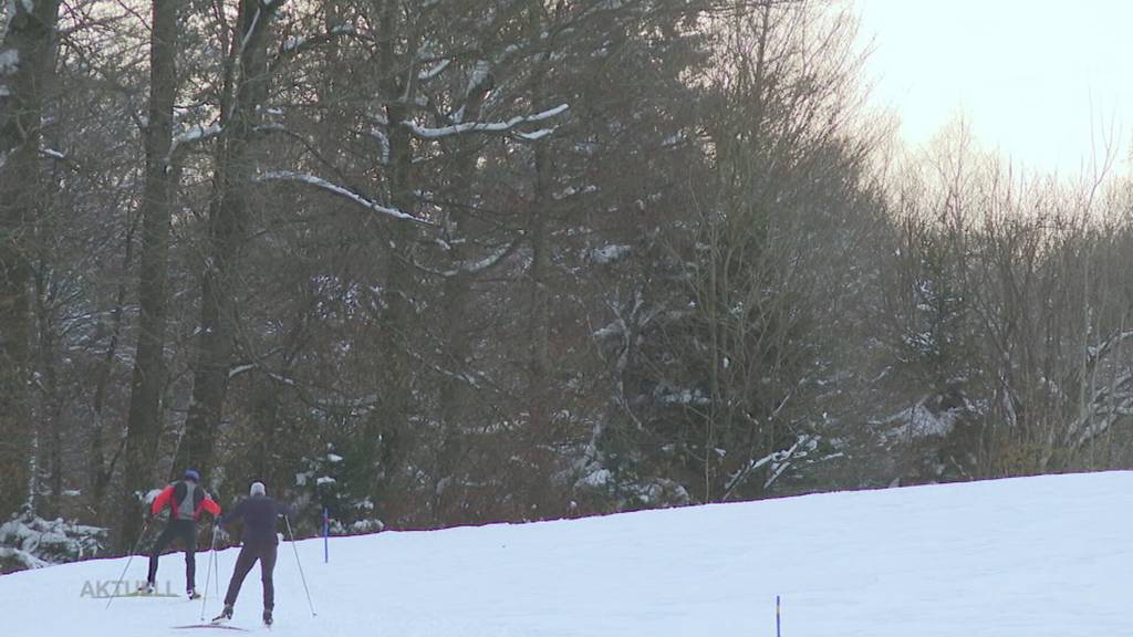 Freud und Leid: Die einen geniessen den Schnee auf der Loipe, andere sind im Brügglifeld am Schaufeln