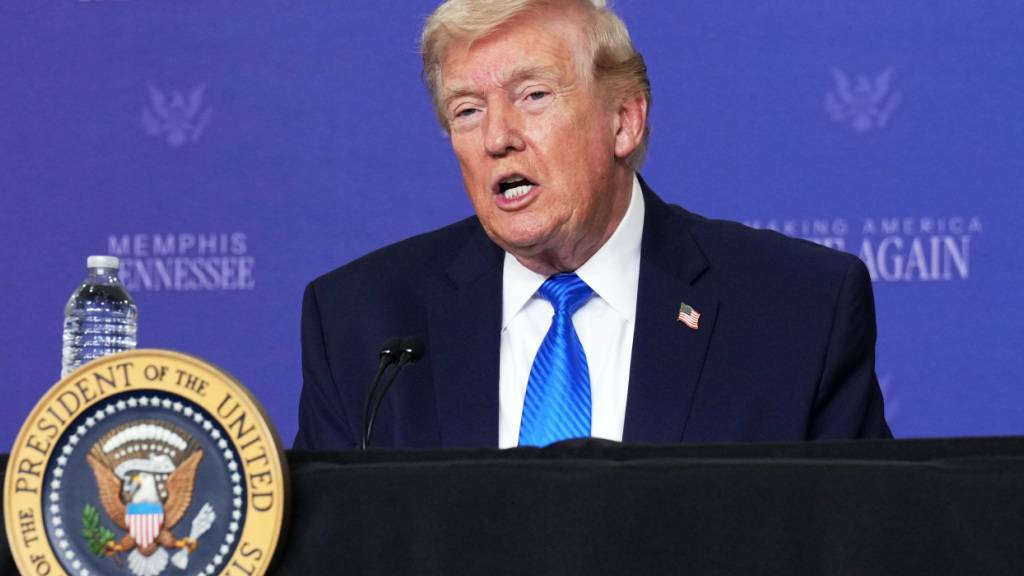 US-Präsident Donald Trump nimmt an einer Diskussionsrunde über öffentliche Sicherheit teil. Foto: Mark Schiefelbein/AP/dpa