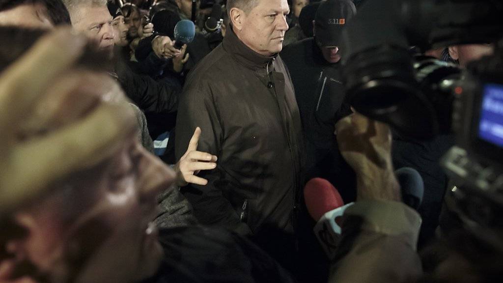Der rumänische Präsident Klaus Iohannis besucht die Demonstranten auf dem Universitätsplatz von Bukarest. Dort finden seit einem Nachtclub-Brand mit 45 Toten heftige Proteste gegen Korruption und behördliche Missstände statt.