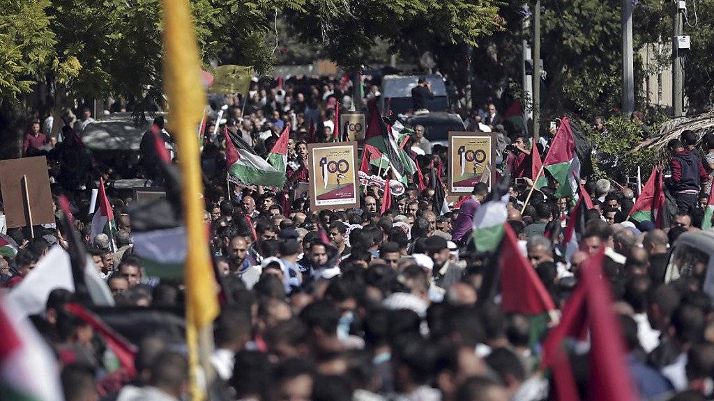 In den Palästinensergebieten haben Tausende Menschen am 100. Jahrestag der «Balfour-Deklaration» protestiert.