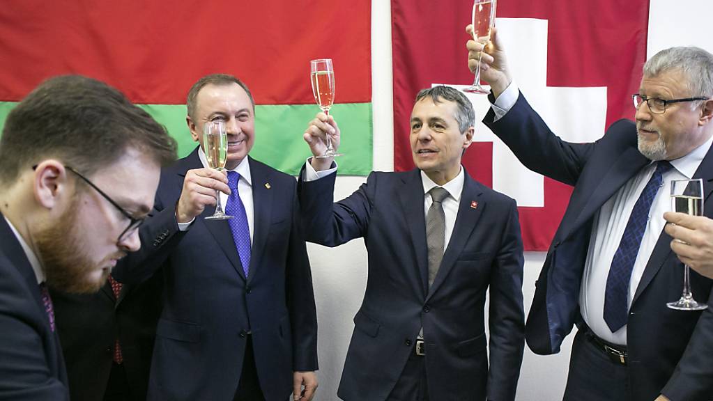 Zwei Aussenminister und Entourage beim Anstossen: Vladimir Makej (zweiter von links) und Ignazio Cassis (zweiter von rechts).